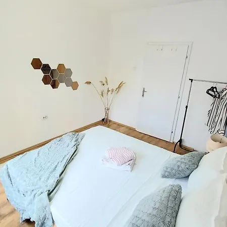 Inner Two Bedroom Διαμέρισμα *